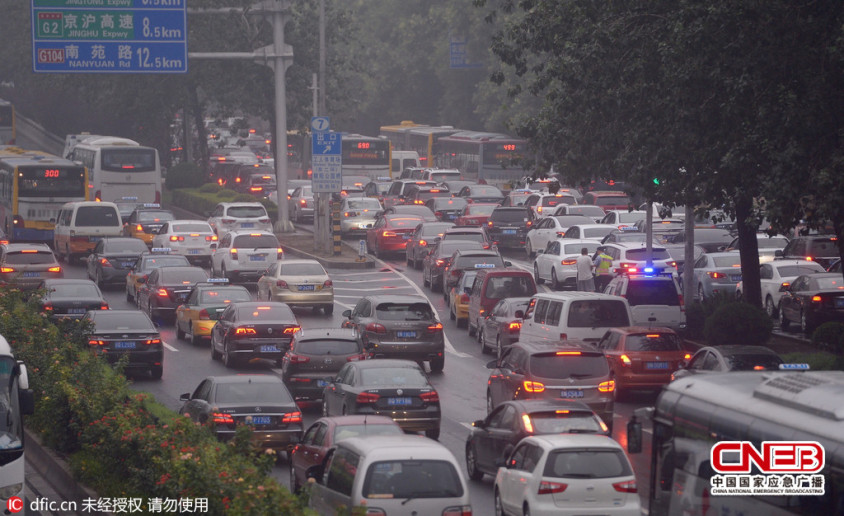 北京突降暴雨天空变暗马路拥堵严重 私家车,公交车大排长龙 [1 / 4]