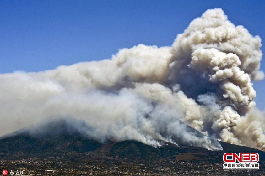 意大利维苏威火山附近发生山火 浓烟滚滚