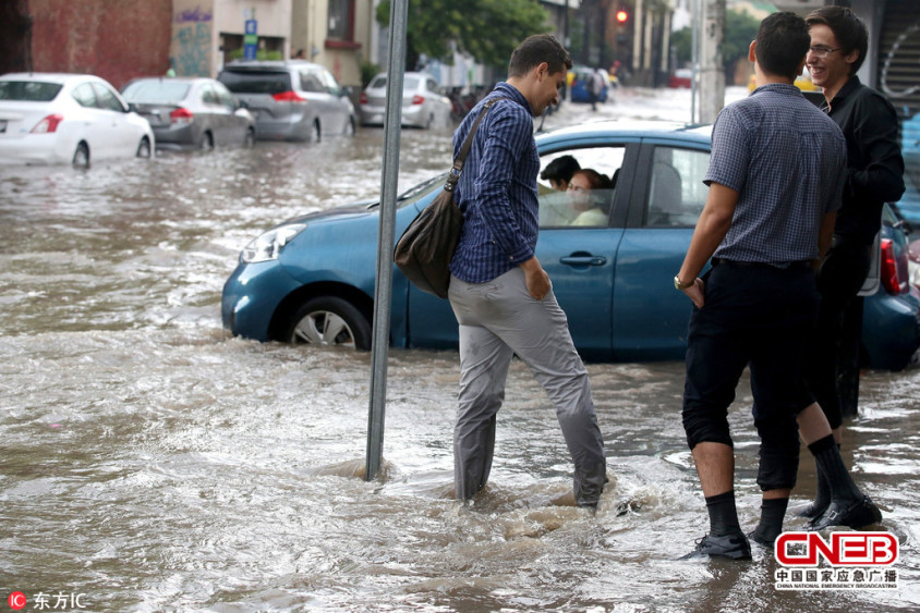 墨西哥遭暴雨袭击街头洪水泛滥