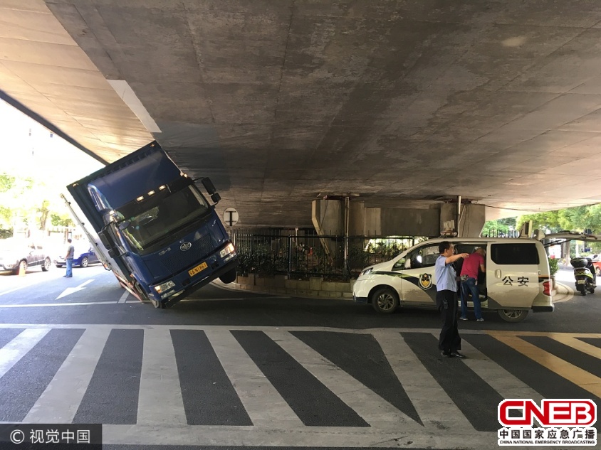 南京货车被卡高架桥下进退两难吊车出场解围