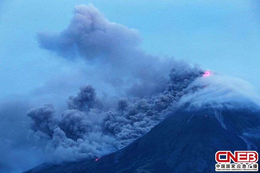 菲律宾马荣火山持续喷发当局下令撤离12万人