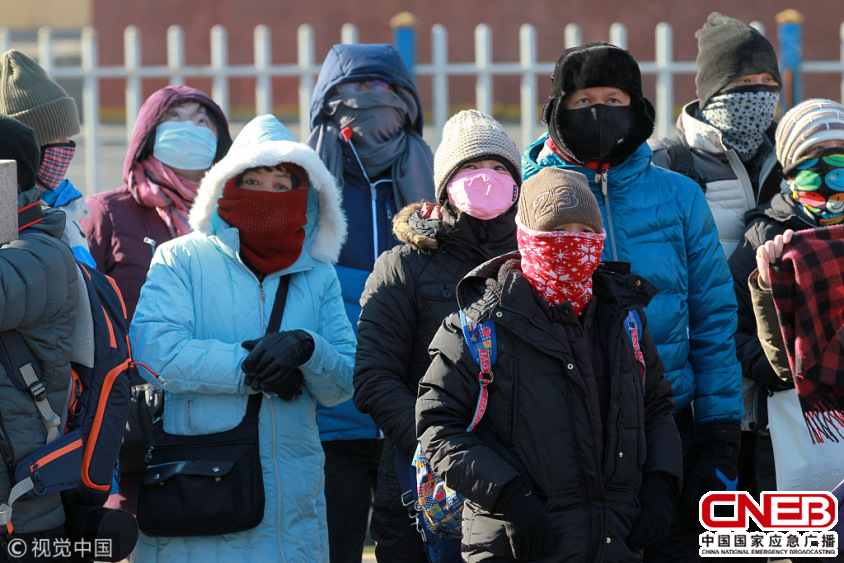 哈尔滨迎来寒流天气 行人包裹严严实实只露眼睛