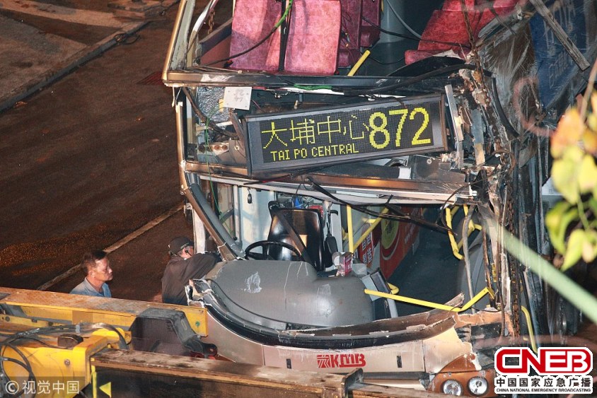 香港巴士侧翻事故已致18死62伤 政府启动应变机制
