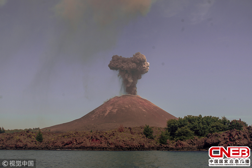 印尼喀拉喀托火山喷发 炙热熔岩淌下山顶