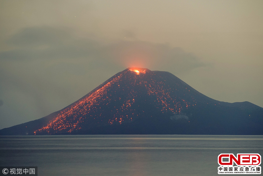 印尼喀拉喀托火山喷发 炙热熔岩淌下山顶