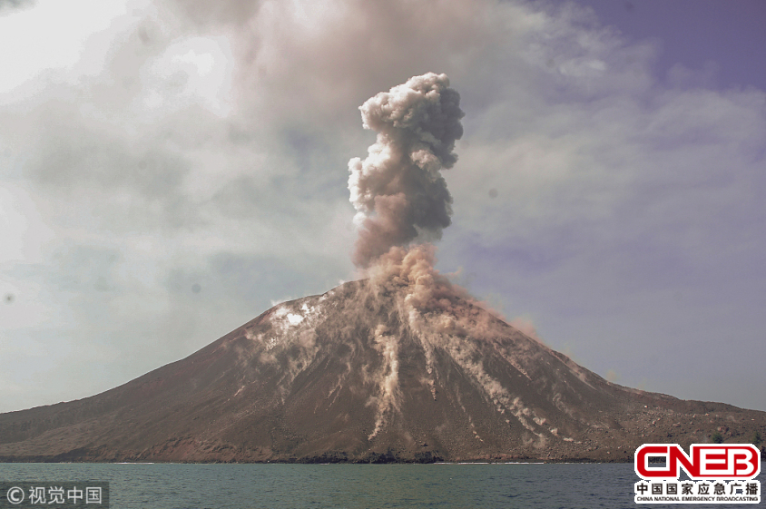 印尼喀拉喀托火山喷发 炙热熔岩淌下山顶