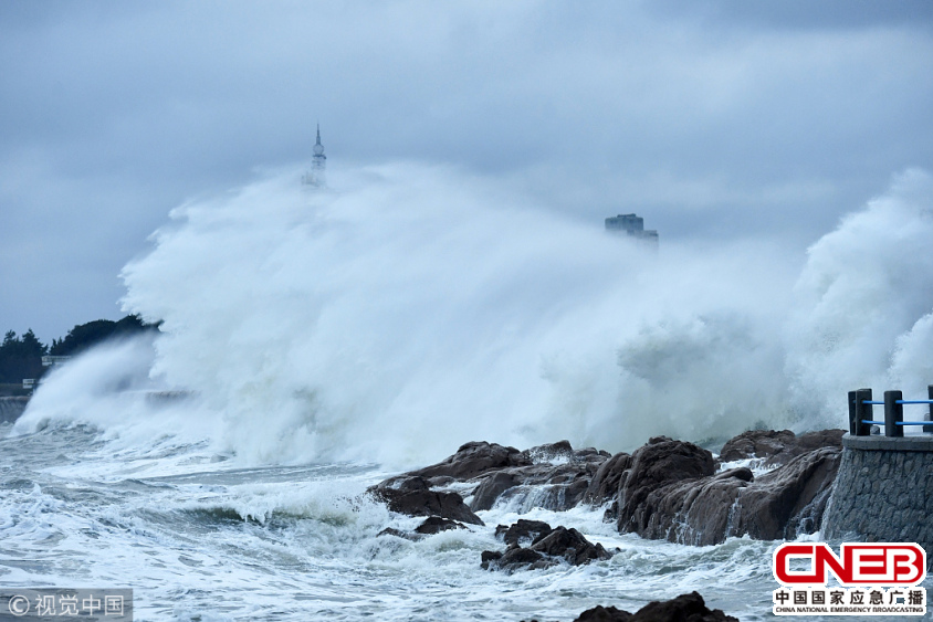 山东青岛:台风"摩羯"过境 海边掀起风暴潮