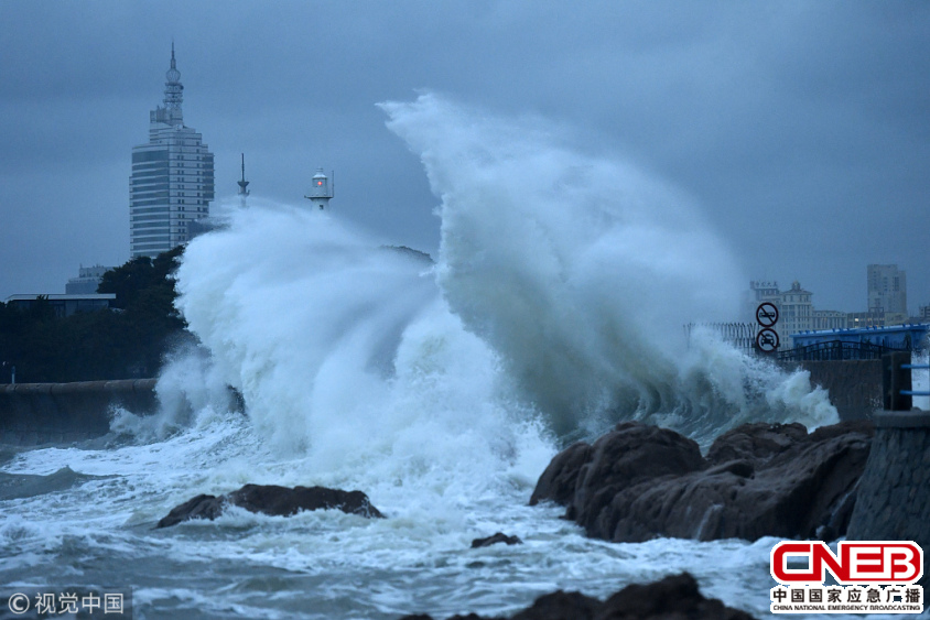 山东青岛:台风"摩羯"过境 海边掀起风暴潮