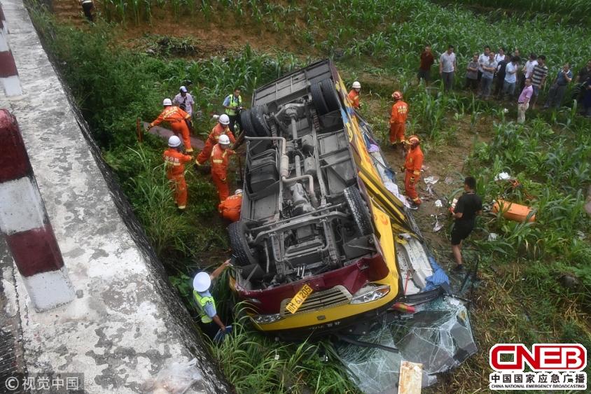 广西河池一载14人公交车坠下路基 造成至少1人死亡