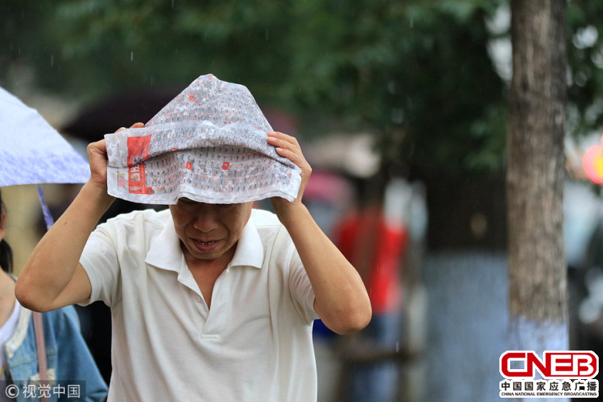 哈尔滨暴雨突降行人纷纷避雨