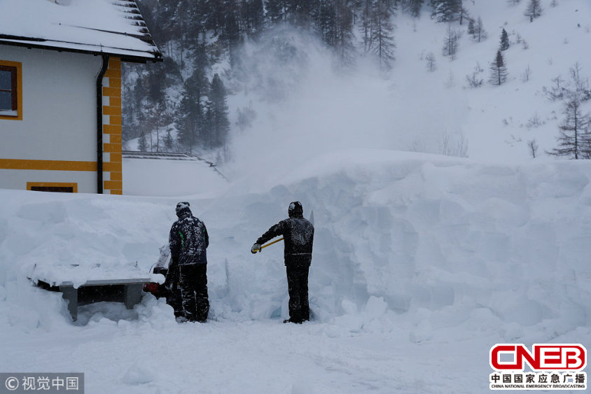 欧洲多地持续大雪 阿尔卑斯山积雪深达3米