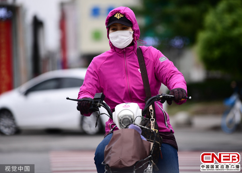 辽宁沈阳迎大风降温天气 市民包裹严实出行