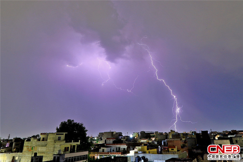 印度迎来雷雨天气 闪电从天而降颇为壮观