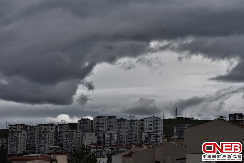 土耳其安卡拉迎降雨天气城市上空乌云密布