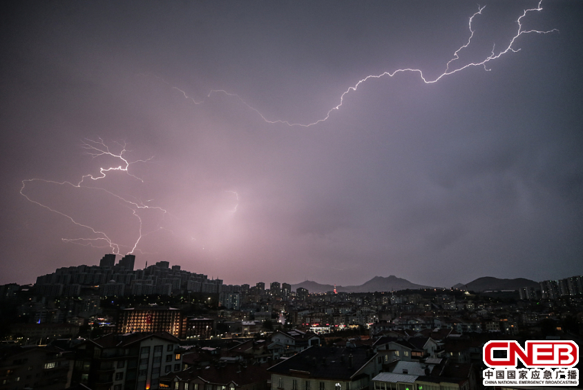 土耳其安卡拉降暴雨 夜空中乌云密布电闪雷鸣