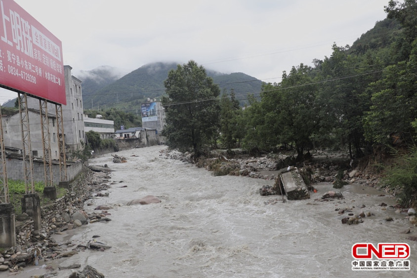 四川冕宁特大暴雨抗洪救灾有序进行中