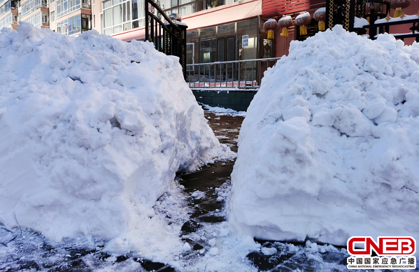吉林白城遭遇暴雪侵袭城区积雪严重