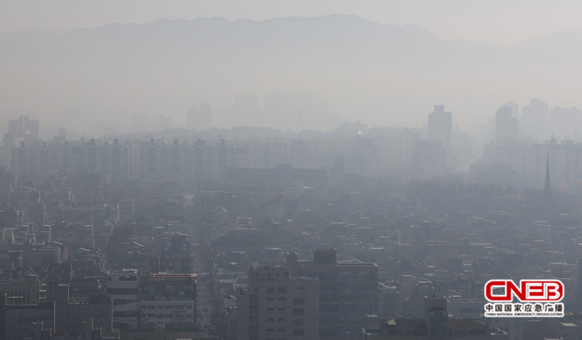 1韩国首尔遭遇雾霾天气市区天空一片灰蒙蒙