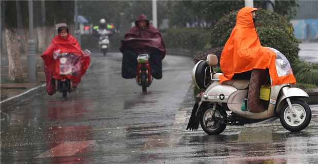 江苏南京出现降雨天气 局地中雨