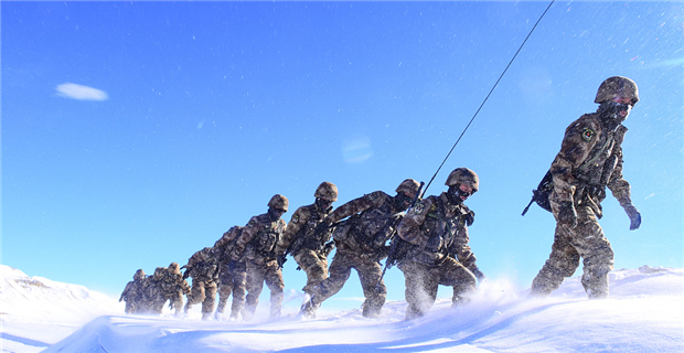 阳春三月 边防官兵踏雪巡逻