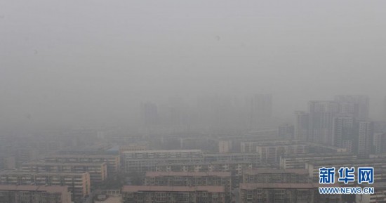 12月8日，北京一小区被雾霾笼罩。　　据环保部门监测，当天早晨北京PM2.5的小时浓度达到重度到严重污染级别。 新华社记者 李文 摄