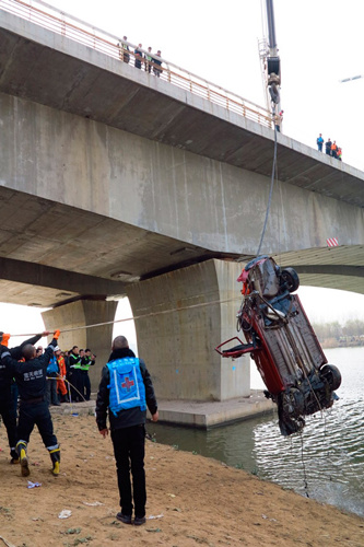 2013年12月21日，安徽省阜陽(yáng)市，落水車(chē)輛被吊車(chē)吊起