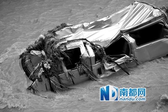 被洪水冲走的车辆在不远处河里找到，外观损毁严重。