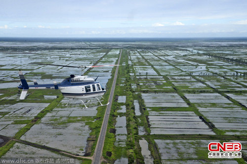 直升机飞过遭洪水淹没的农田