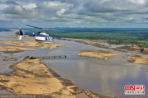 莫桑比克赞比西亚省，直升机飞过 Licungo河