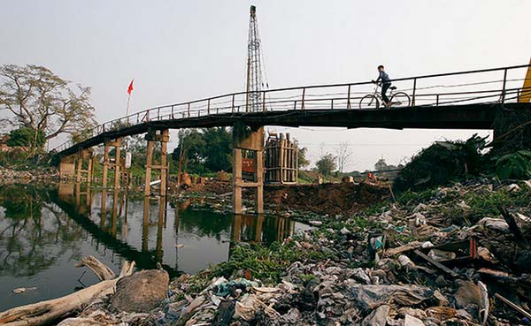 　图为越南首都河内附近的统一村（Thong Nhat），是37个“癌症村”之一。 