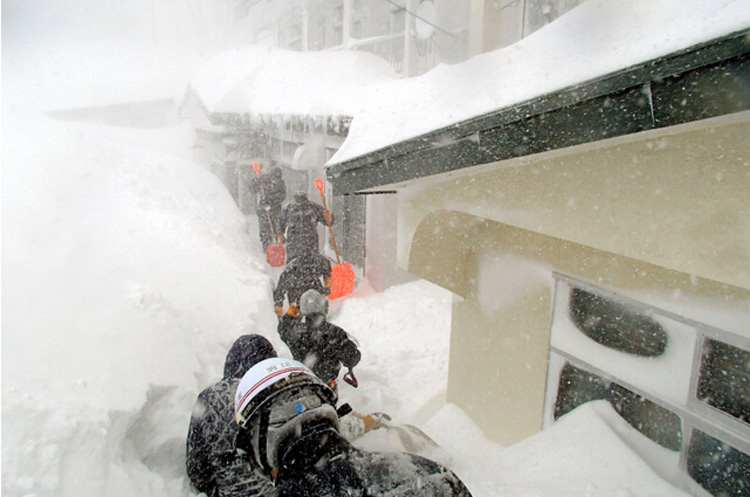 日本北海道遇大暴雪积雪达179厘米