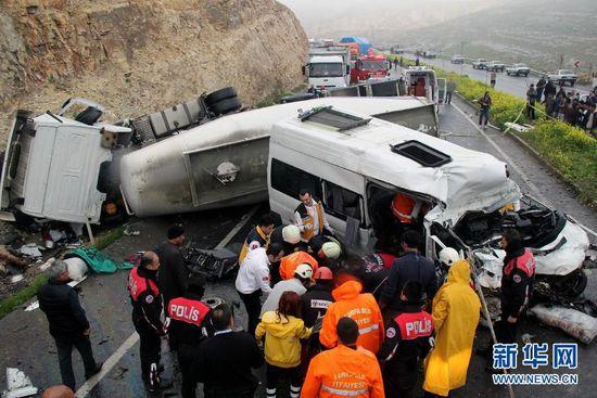 土耳其東南部地區(qū)發(fā)生車禍 致12死6傷