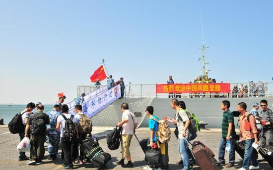 图为中国同胞安全有序登舰。中新社发 熊利兵 摄 
