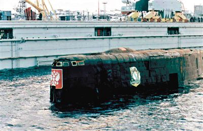 2001年，与失火核潜艇属于同一级的“库尔斯克”核潜艇时隔14个月被打捞出海。