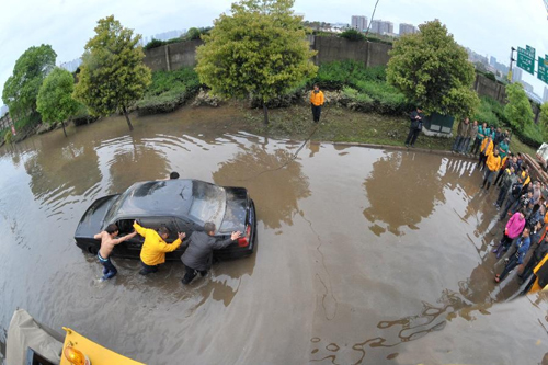 汽車突遇水災(zāi)現(xiàn)場