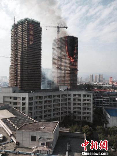 浙江东阳城区一在建高层住宅楼突发大火（图）