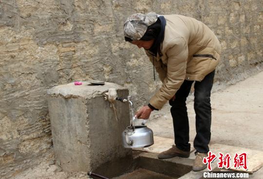 四川甘孜藏区理塘2万余农牧民告别下河背水（图）