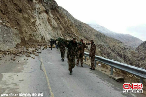 图为西藏武警在318国道运送物资