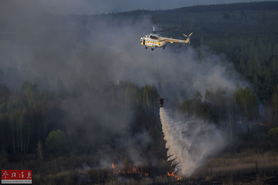 图为乌克兰出动直升机灭火