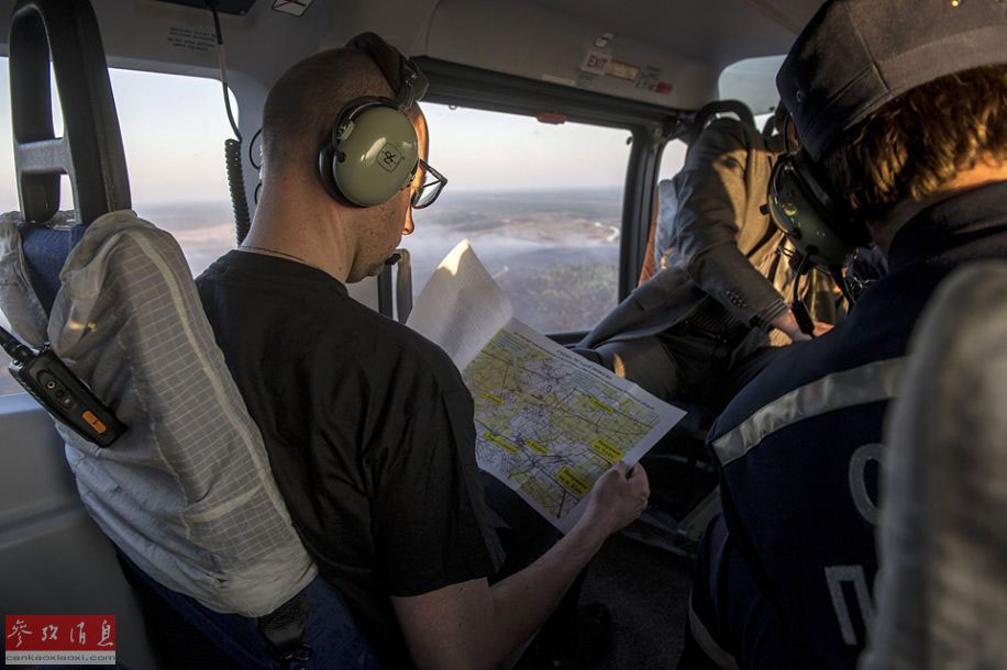 图为乌克兰总理亲自搭乘直升机视察火灾情况