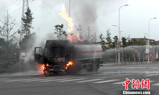 一輛載有23噸的甲縮醛罐車車頭起火燃燒