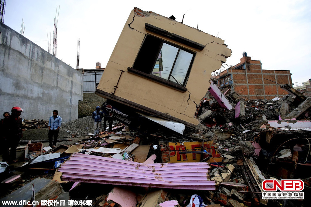 图为地震中被毁坏的房屋