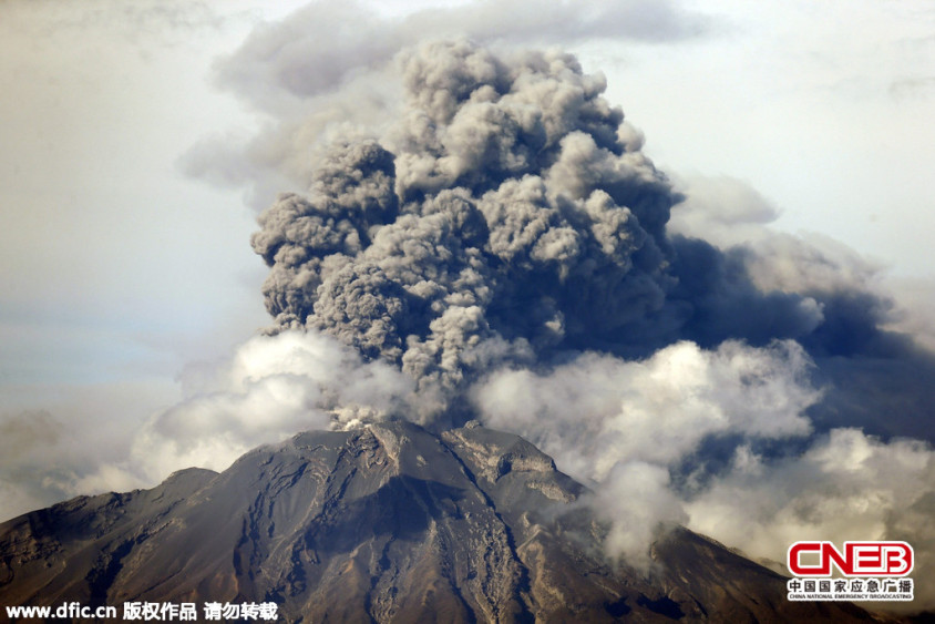 火山灰直沖云霄