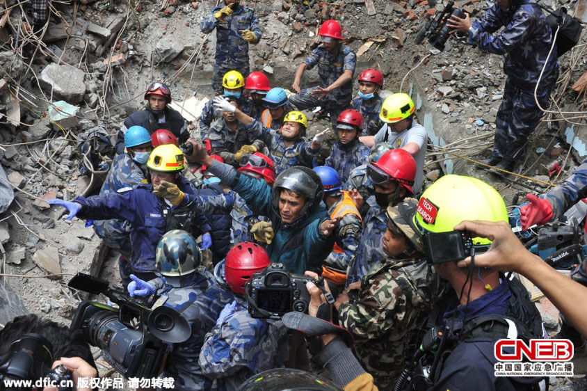 尼泊尔震区救援现场