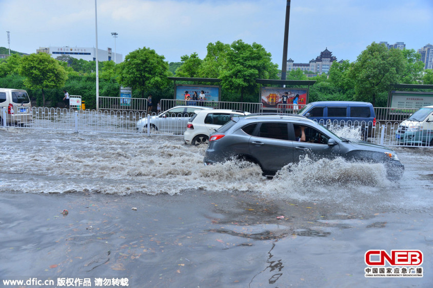 在積水中行駛的車輛