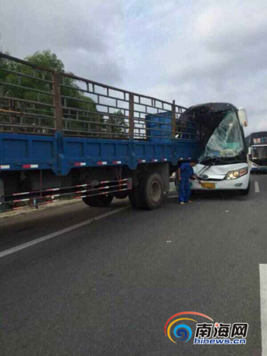 海南东线高速路旅游大巴车追尾卡车致一人身亡