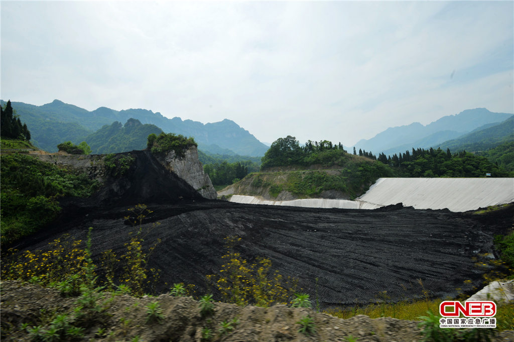 蒙特锰业另一库坝也堆满了黑色矿渣。   