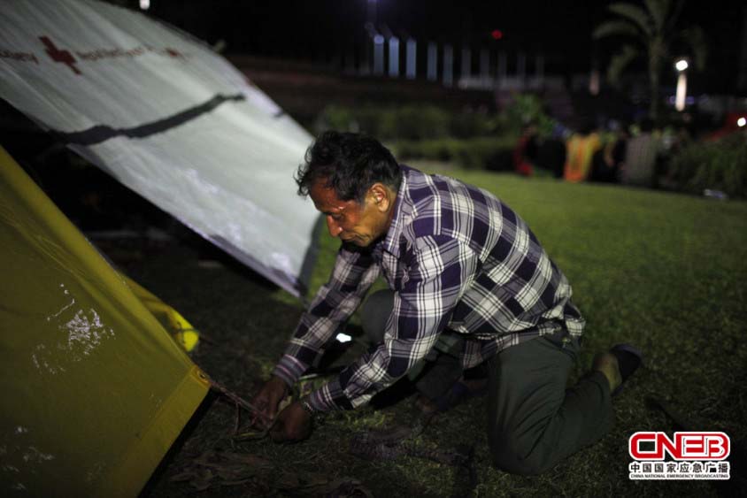 一名男子正在搭建帐篷
