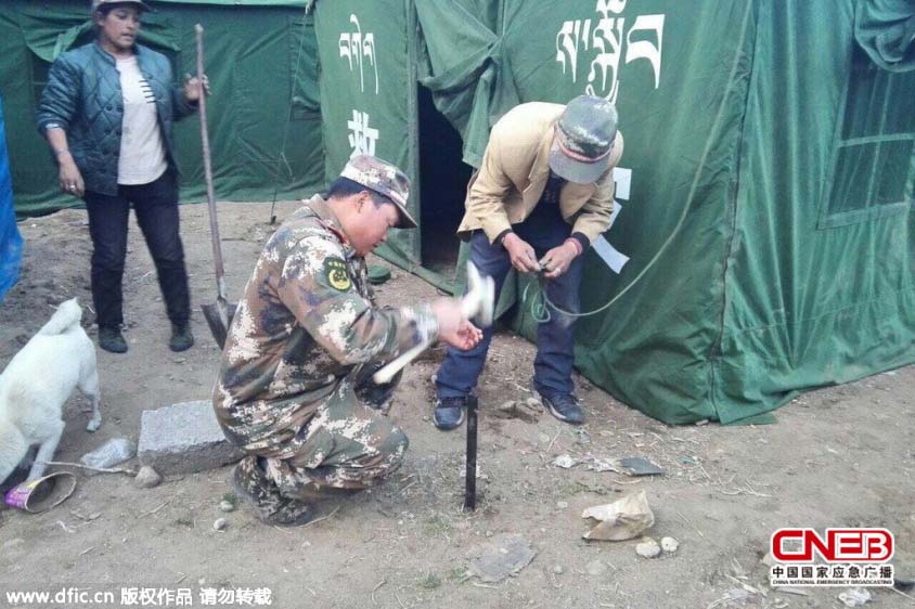 官兵正在帮忙搭建帐篷