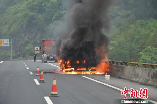 云南硫磺石運(yùn)輸車行駛中自燃消防緊急撲救（圖）